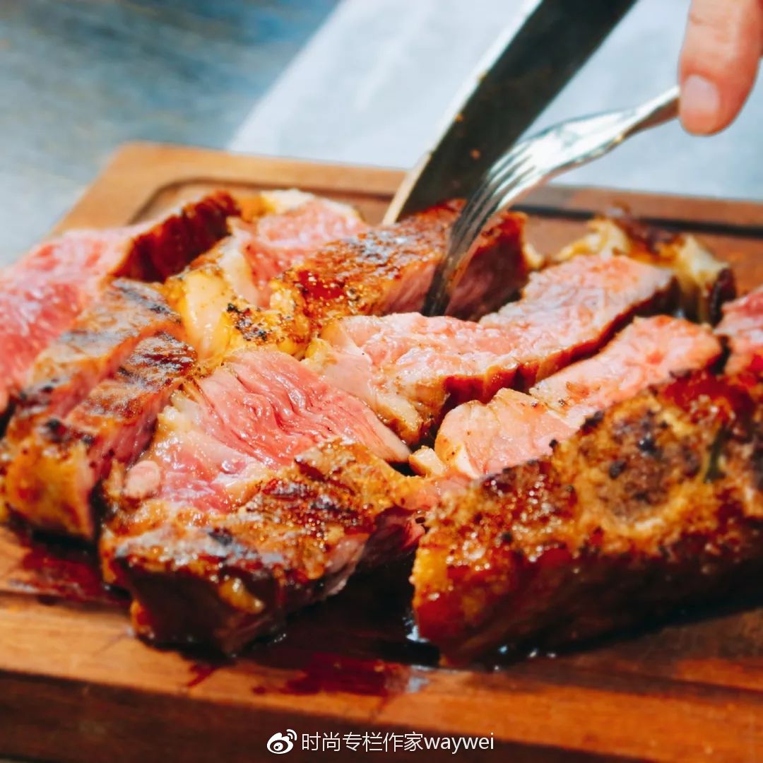 鲜嫩多汁的战斧牛扒