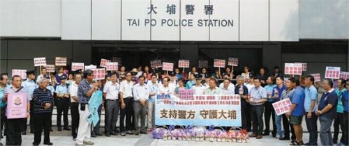 香港市民为警察送慰问卡表达支持和鼓励。