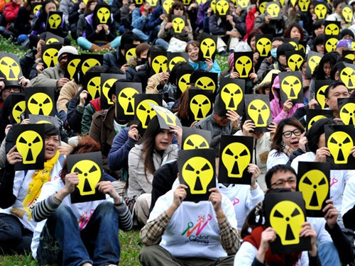 3月3日，台湾非核家园大联盟在台北举行“抢救核辐岛”快闪行动剧，反对核电建设